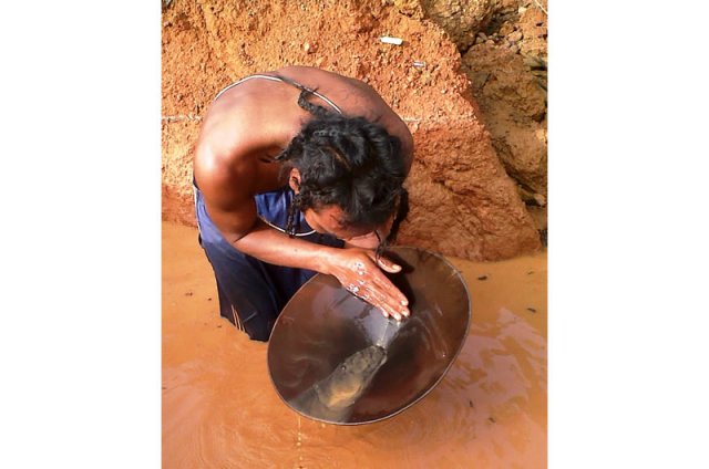 Gold miner with batea